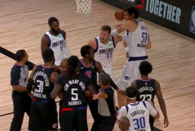 只不過是一個強硬犯規而已？小Morris回應惡犯被驅逐：我又不髒，根本不擔心停賽！-黑特籃球-NBA新聞影音圖片分享社區