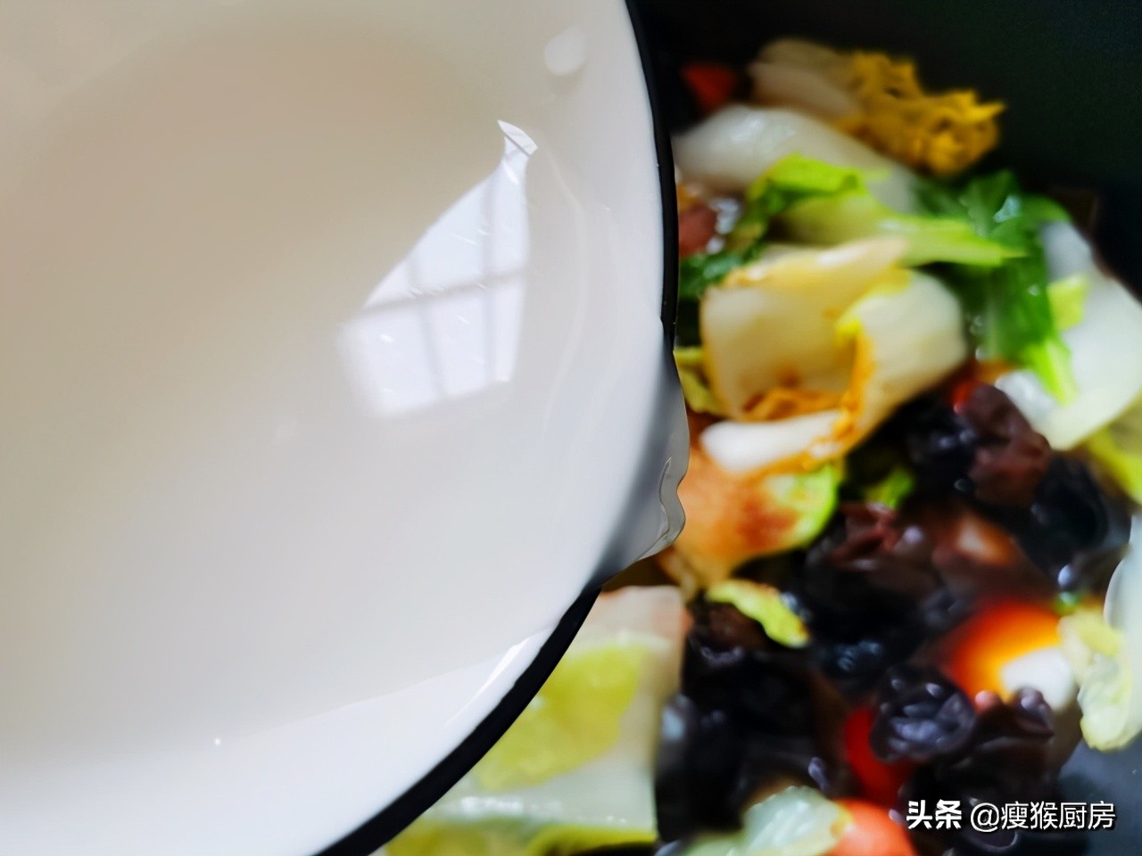 白菜炖豆腐，我家都是这样做，不加一滴水，每次上桌连汤汁都抢光-第12张图片-农百科
