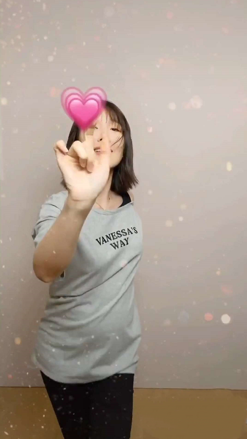 李亚男挺孕肚热舞，全程扭腰摆臀甩头动作超大，网友：小心宝宝