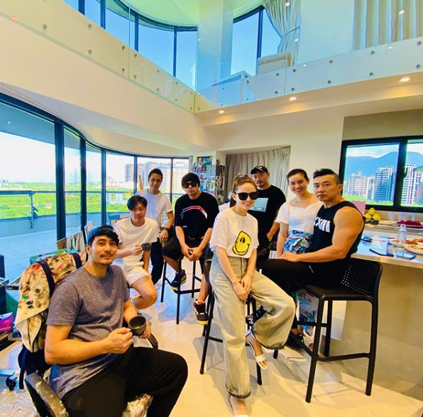 周杰伦昆凌为刘畊宏补过生日，夫妻俩戴墨镜秀恩爱，比寿星还抢镜