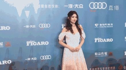 杨颖抠图走红毯遭网友怒谯带坏风气，费加罗风