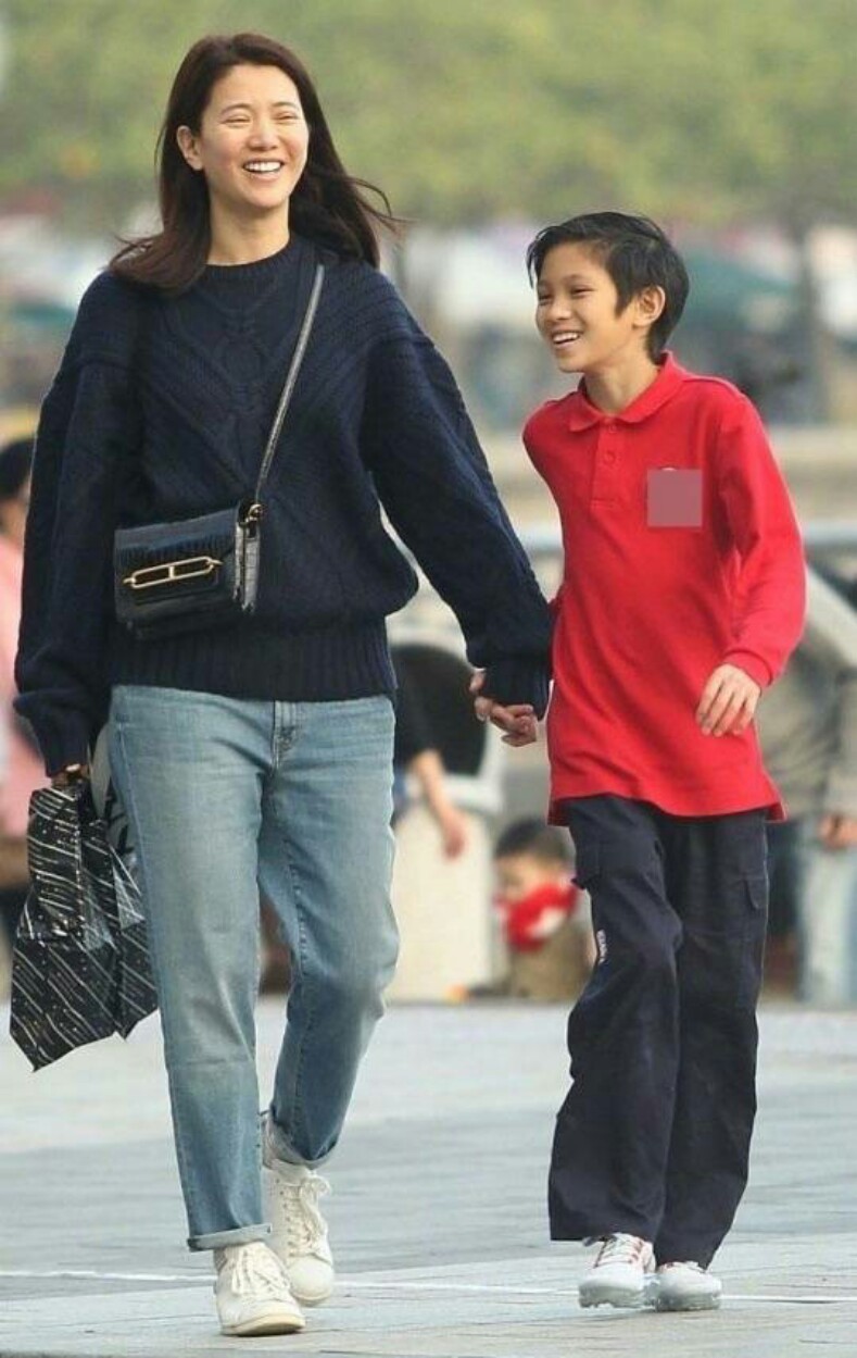 張智霖兒子母親節曬照，魔童攬媽媽臂膀顯男友力，身高赶超袁詠儀