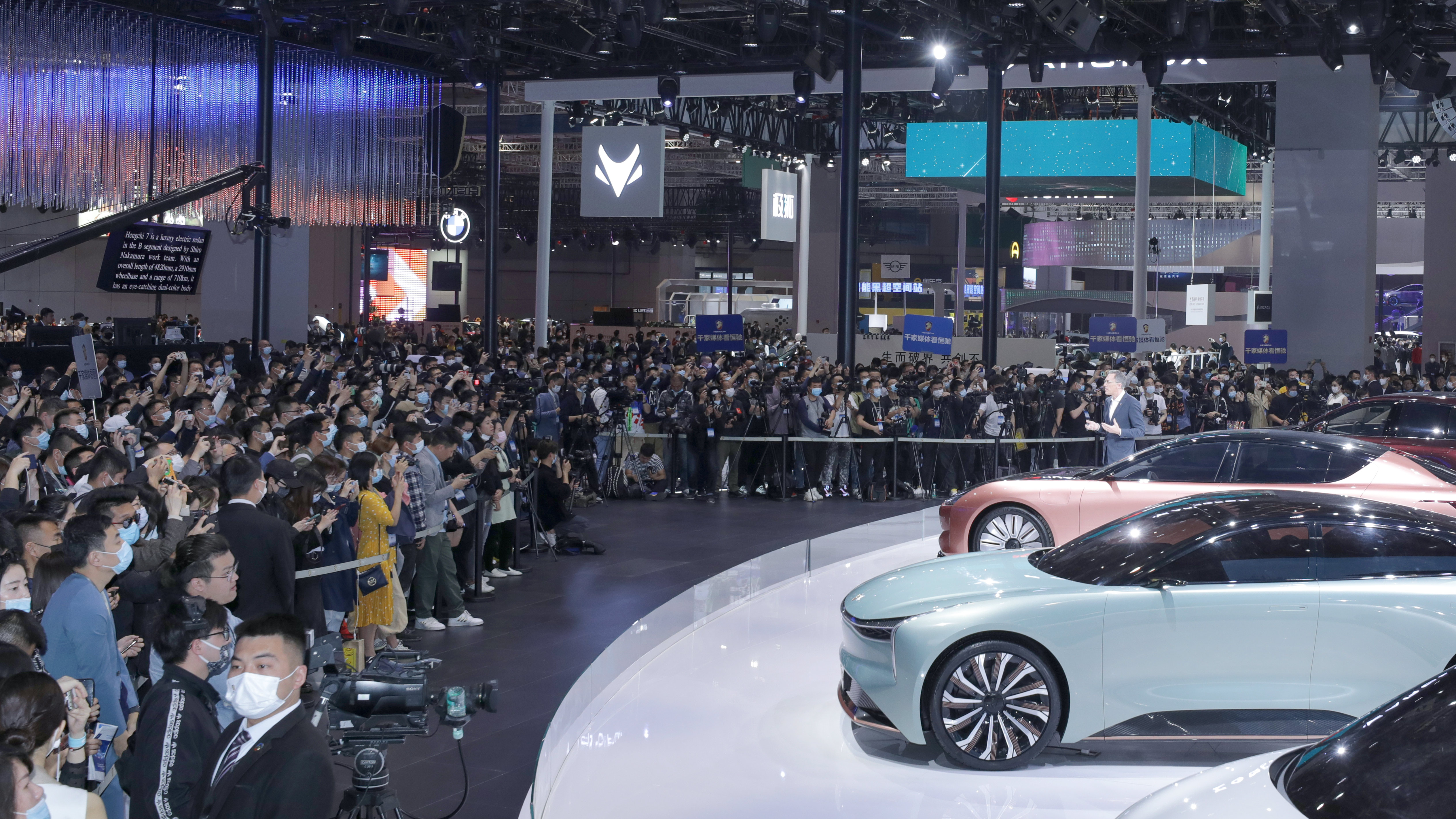 发布会现场,恒大汽车常务副总裁戴雷透露:恒驰全系车型最高综合续航均