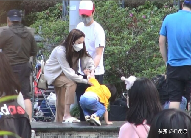 陳凱琳曬鄭嘉穎餵大兒子吃雪糕的溫馨瞬間一家人享甜蜜的家庭時光