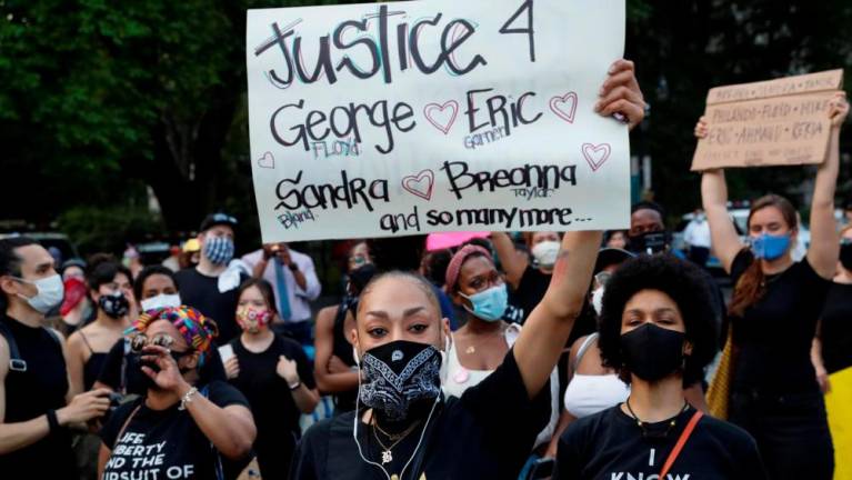 美国新冠疫情死亡突破10万，白宫被迫紧急封锁，关键时刻雪上加霜