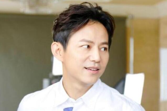 何炅谈张子枫：只要一杯奶茶，一桶爆米花，妹妹就会很开心