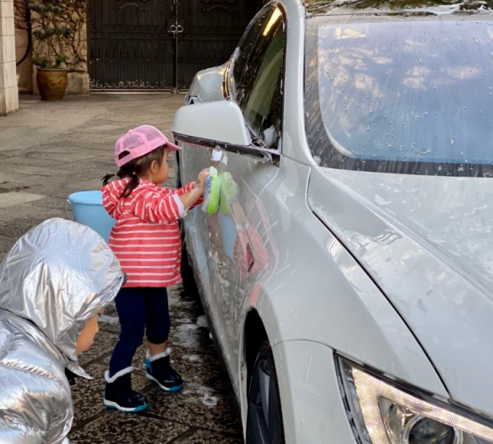 有種“豪門修養”叫郭晶晶，家長會上打扮精緻，網友：真正的貴族