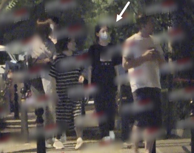 海哈金喜随李亚鹏一家散步，已顺利融入李家队列，但和李嫣零互动