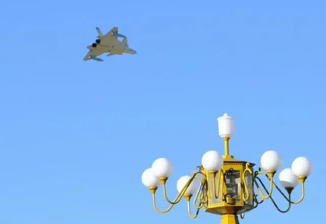 天空突显黄皮歼-20，外挂一对巨型副油箱，彰显