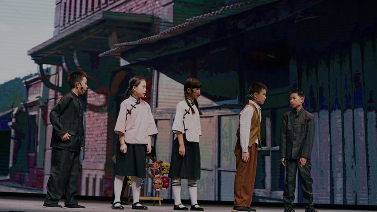 “戏剧入校”成都市双眼井小学原创舞台剧首映迎百年