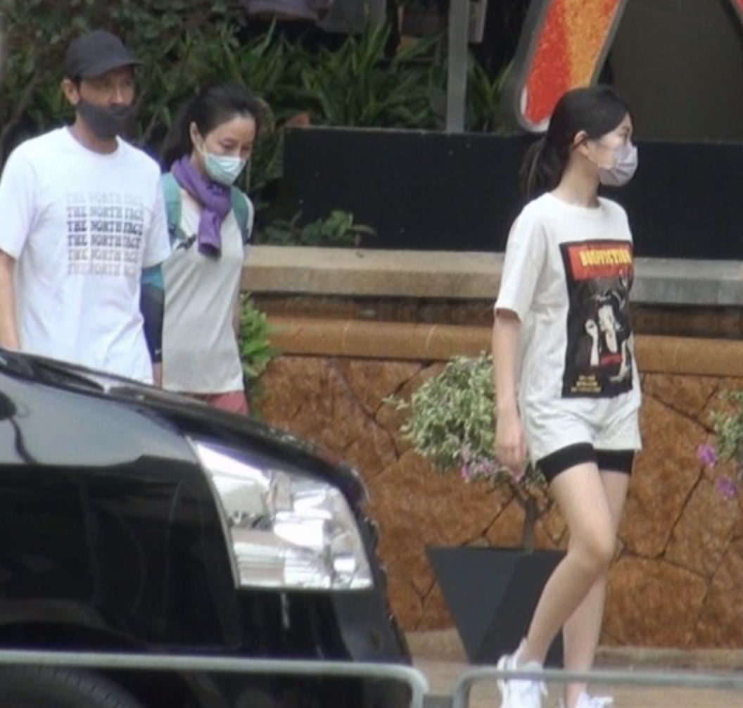 張家輝攜妻女外出享家庭樂，15歲女兒身高矚目，亭亭玉立像關(guān)詠荷