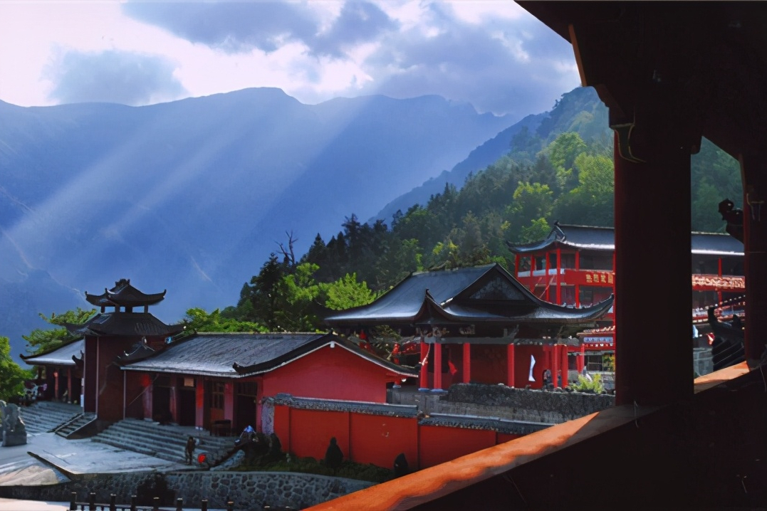 贵州一避暑名山走红，有禅雾与佛光等天象奇观，为千年佛教名山