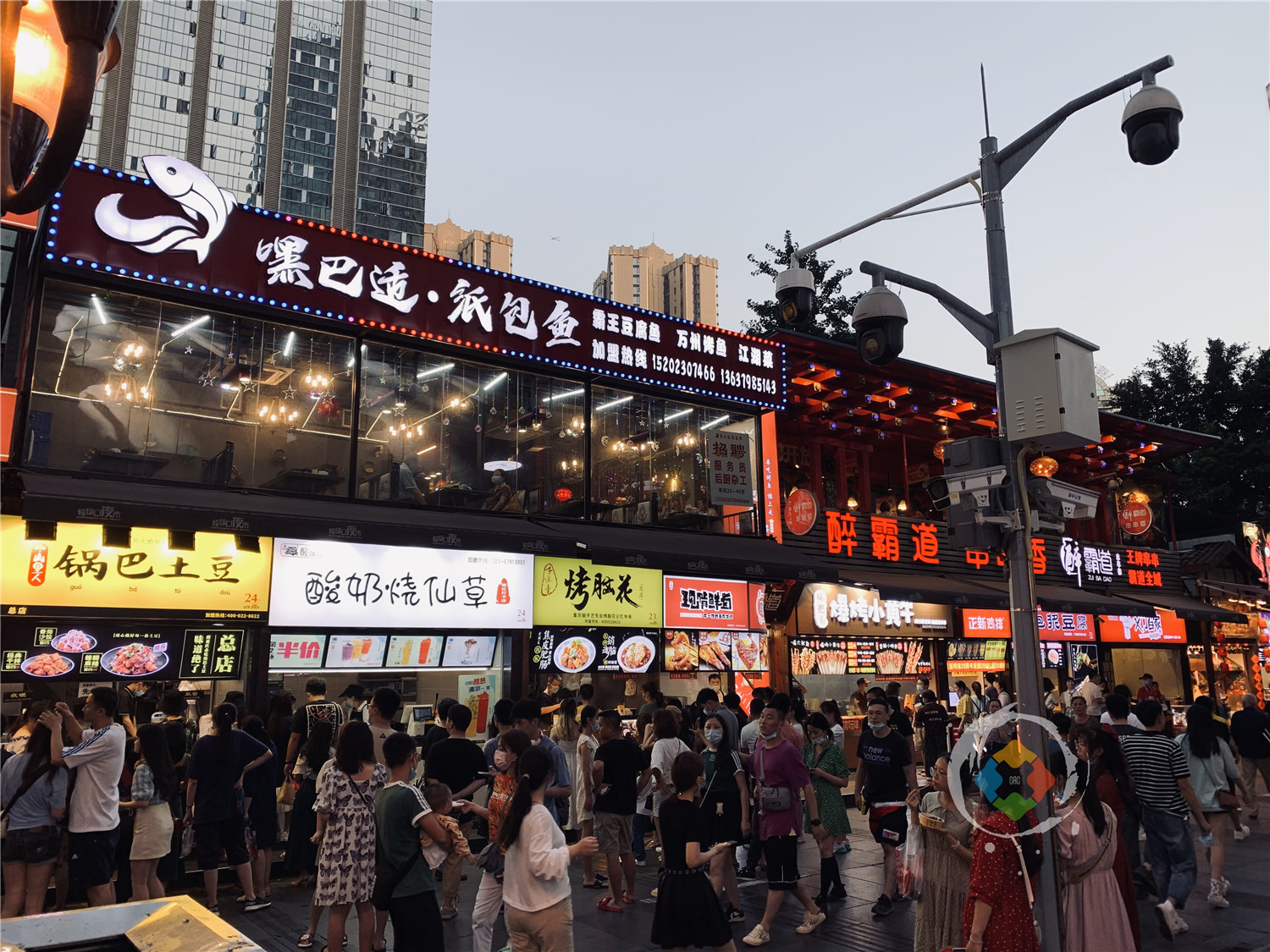 重庆解放碑入选示范步行街，消费力全国第3，为什么不是观音桥？