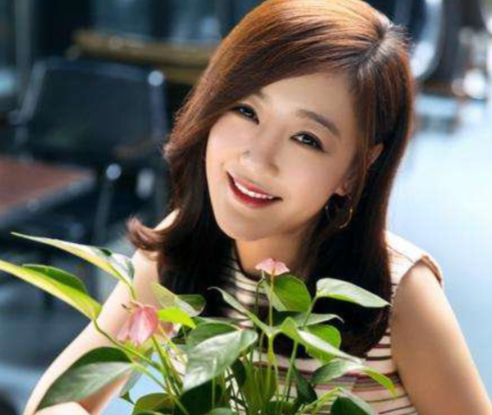 胡歌被传与薛佳凝复合，同台站在薛佳凝身后显亲密，胡歌方已否认