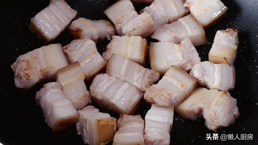 不用焯水，配上萝卜这样烧红烧肉，做红烧肉前多一步，肉不老不柴