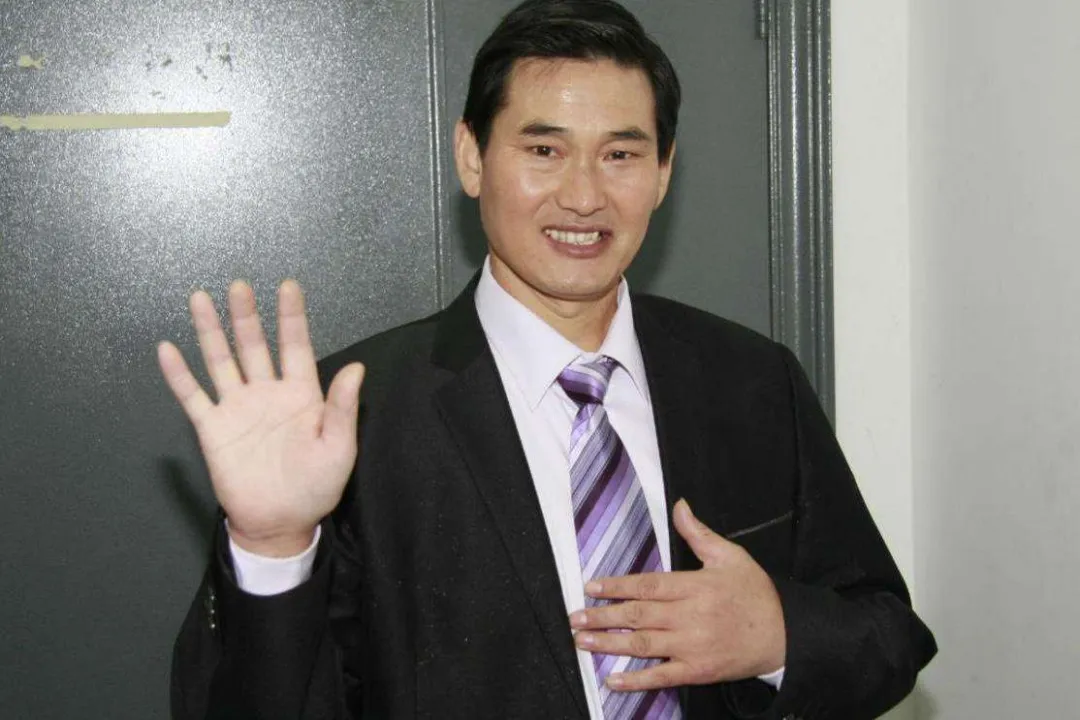 被村民欺负、遭粉丝踹门，充当老好人的大衣哥