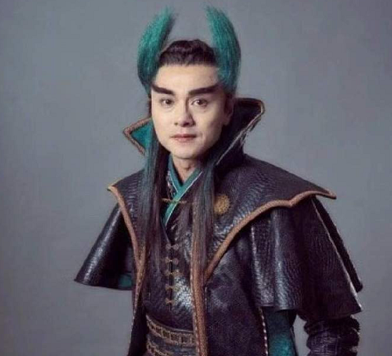 王晶只是借用了《倚天屠龙记》的名字，剧情跟