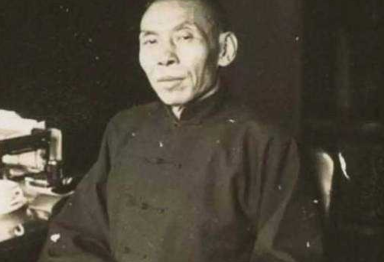 蒋介石不顾情面过河拆桥，杜月笙大呼："蒋介石，你把我当夜壶！"