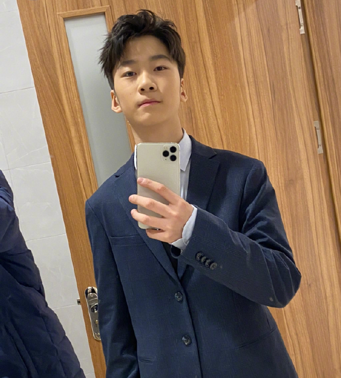 13岁天天与张亮同框，身高接近1米8，穿西服颜值
