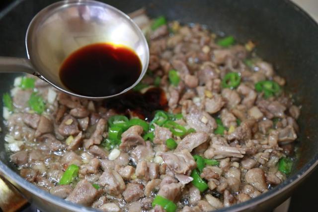 It is better to eat beef in autumn. It is cheaper than mutton and more nutritious than pork. Appetizer and meal
