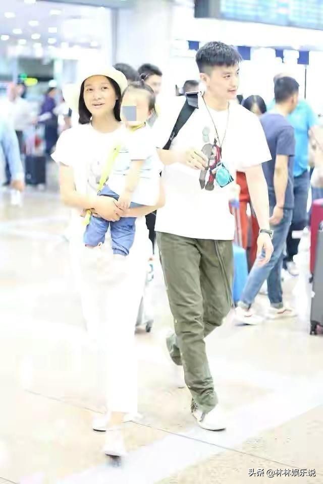 朱丹素颜现身机场，全家肤色成为亮点，周一围
