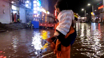 闻“汛”而动—海城市消防救援大队排涝除险解民忧