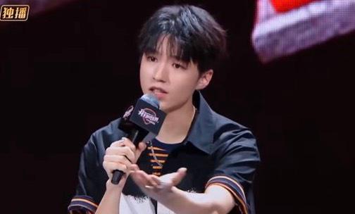 王俊凯节目现场发火，质疑评审团评审标准，粉