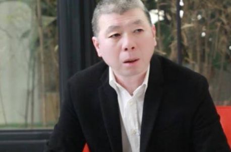 为娶徐帆，冯小刚狠心抛下前妻和唇裂女儿，多年过去女儿长成这样