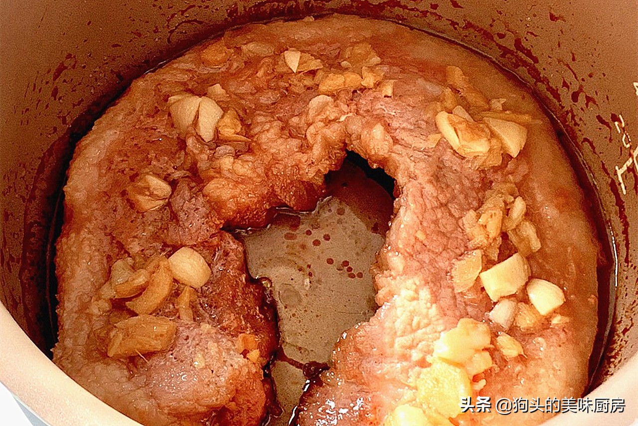 自从知道电饭煲可以做叉烧，我家隔天就做一锅，甘香肥美，太香了