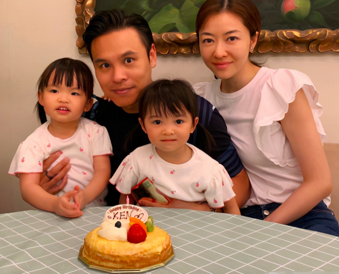 熊黛林小女兒責任感強，逛街幫郭可頌拿包，走路還主動牽姐姐手