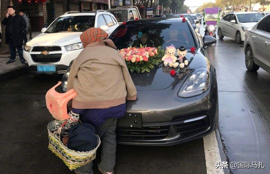 途中|新人婚礼途中被村民拦车要烟 大爷脚踩架子车大妈拿5条烟还嫌少