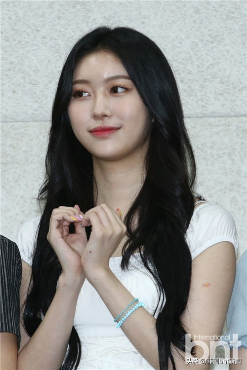 「bnt PHOTO」MOMOLAND为低收入家庭女性 捐赠1500套女