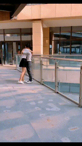 搞笑gif神评：一个人无聊起来什么都做得出来