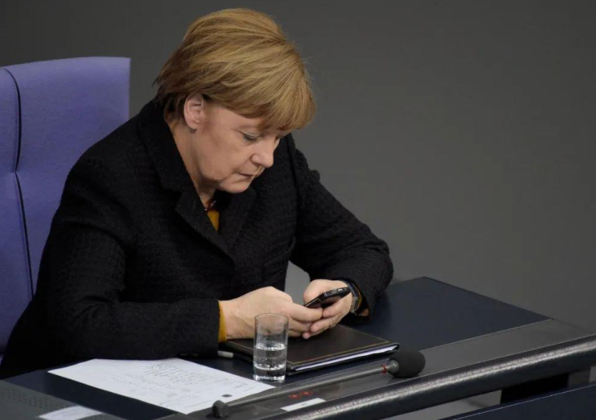 难怪非要将华为封杀，美国曝出重磅监听丑闻，默克尔不幸再次中枪