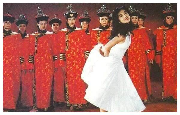王祖贤30年前故宫旧照被扒，有谁注意背后的群演？