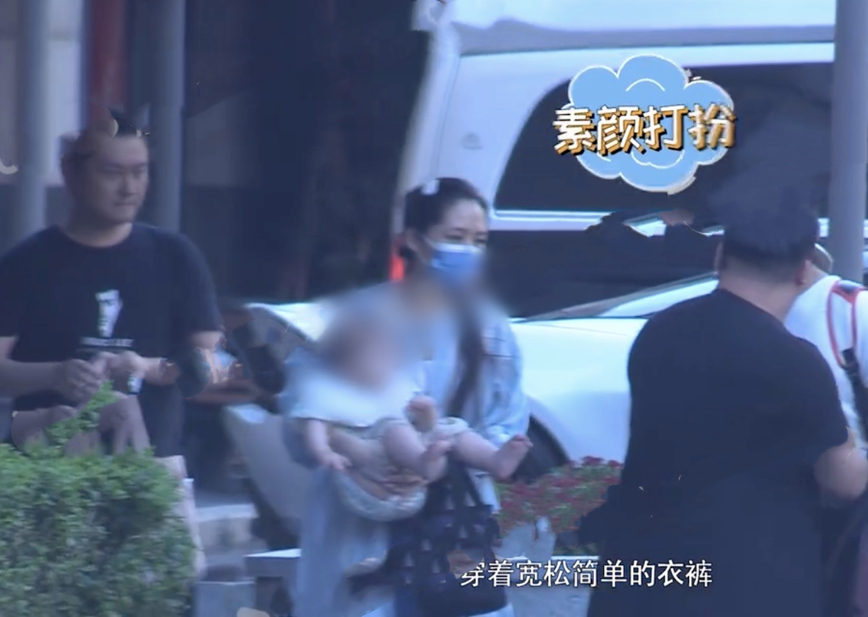 向佐一家出门被拍，郭碧婷穿扮朴实背微驼，女儿扎小辫子萌态十足