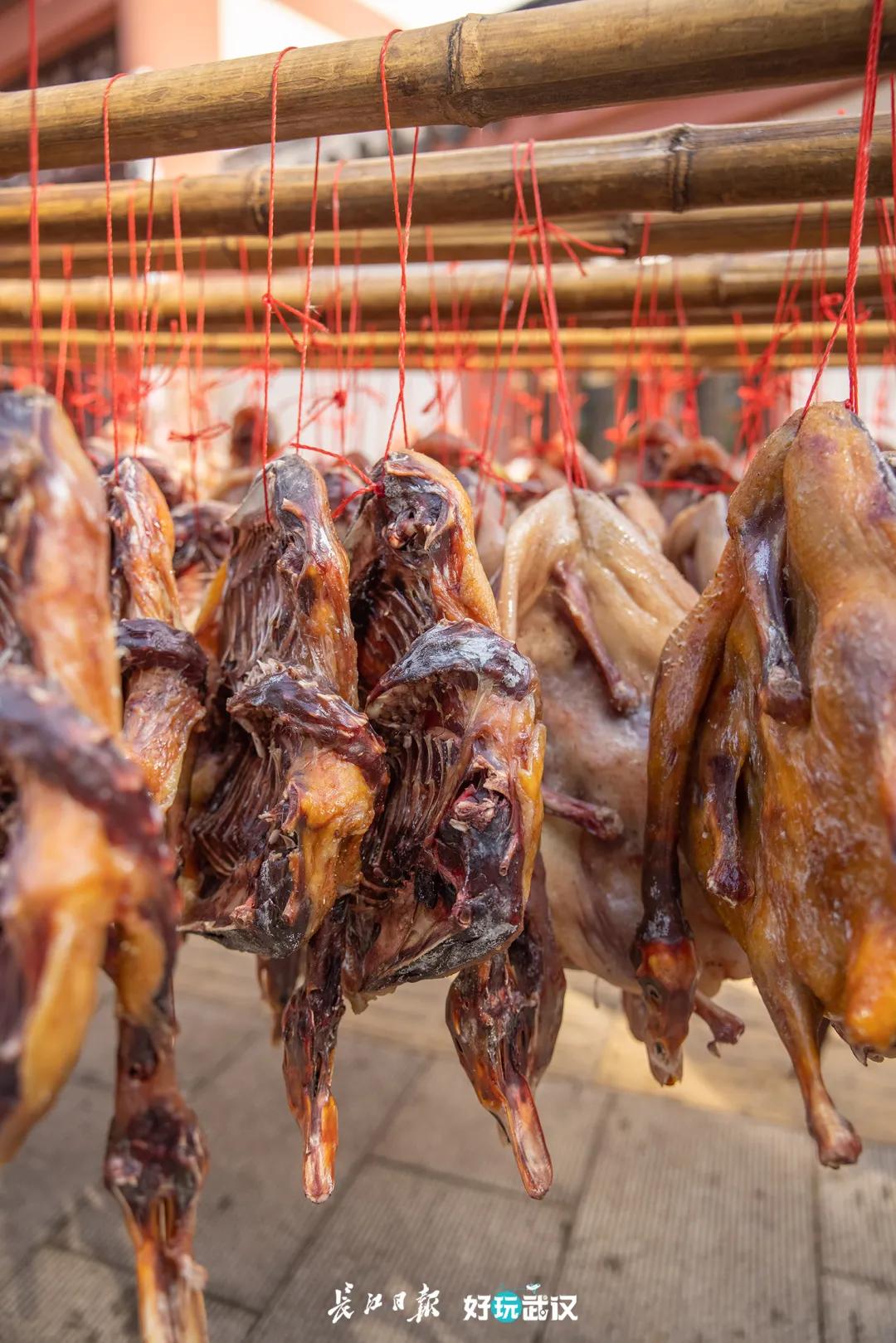 把腊肠和腊鱼串一串，串一个同心圆来过年