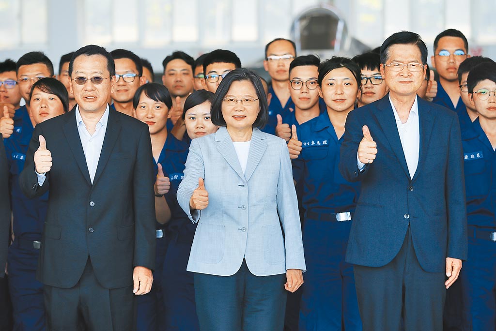 台灣軍方高層傳人事異動，蔡英文可能起用文人親信當�防長�