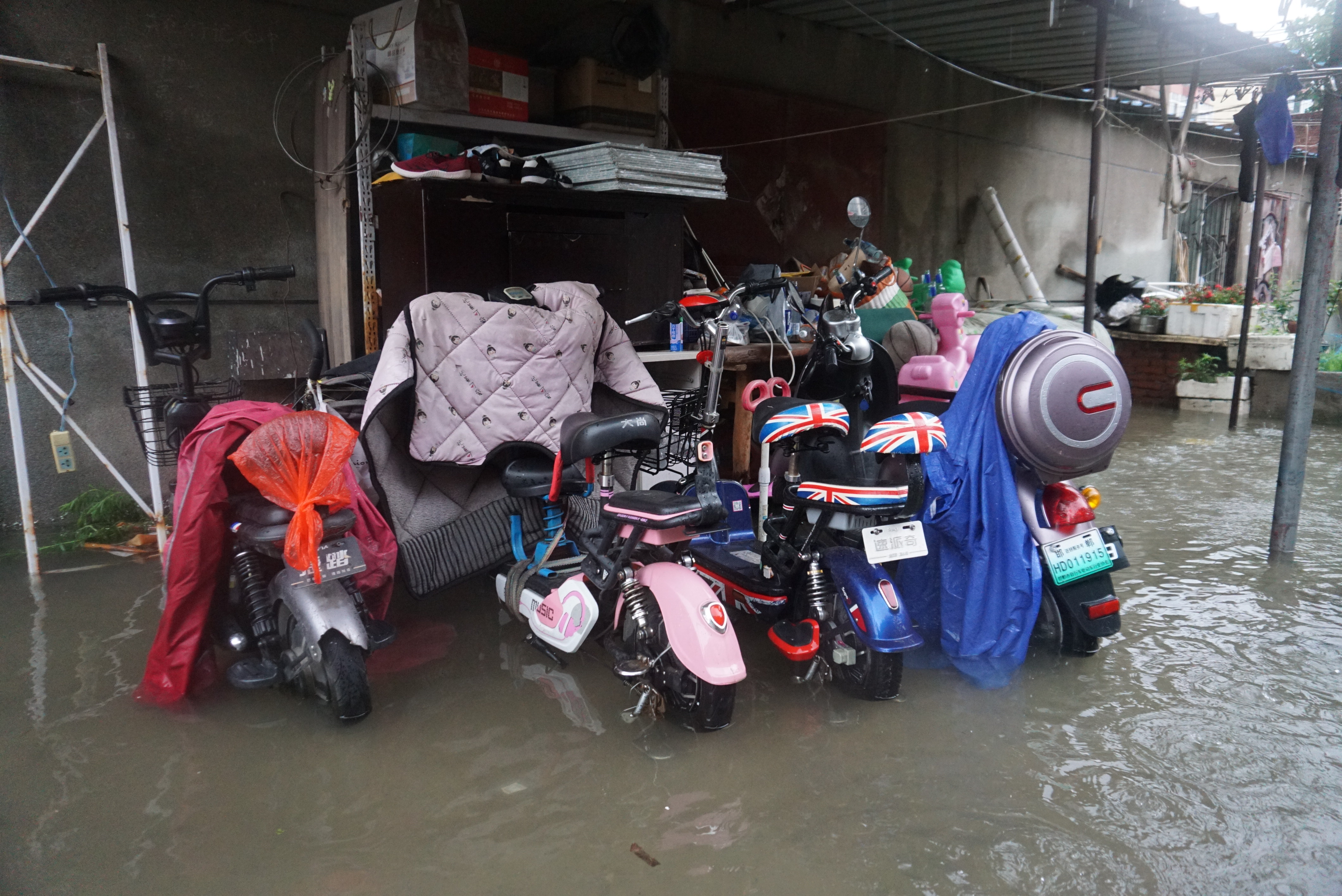 邯郸：暴雨致多小区内涝被淹 消防紧急排涝救援