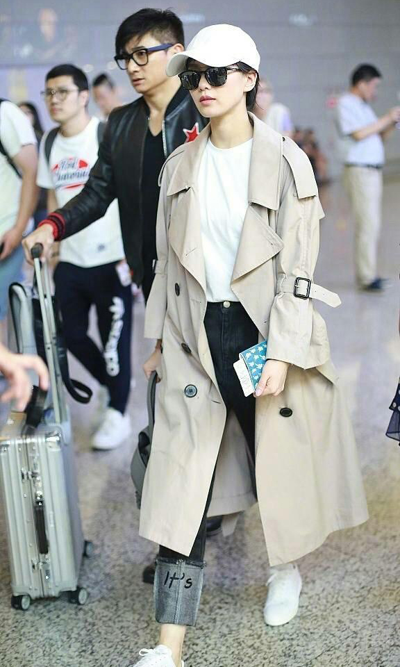 Liu Shishi Wu Qilong walks to the airport, Shishi wears a windbreaker full of fairy spirit, and is spoiled as a princess after marriage