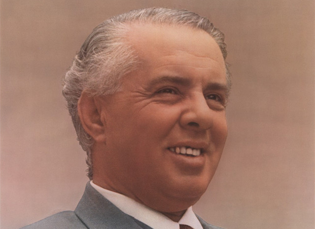 他走了，却留给阿尔巴尼亚百年来最大的谜团：阿总理谢胡自杀之谜