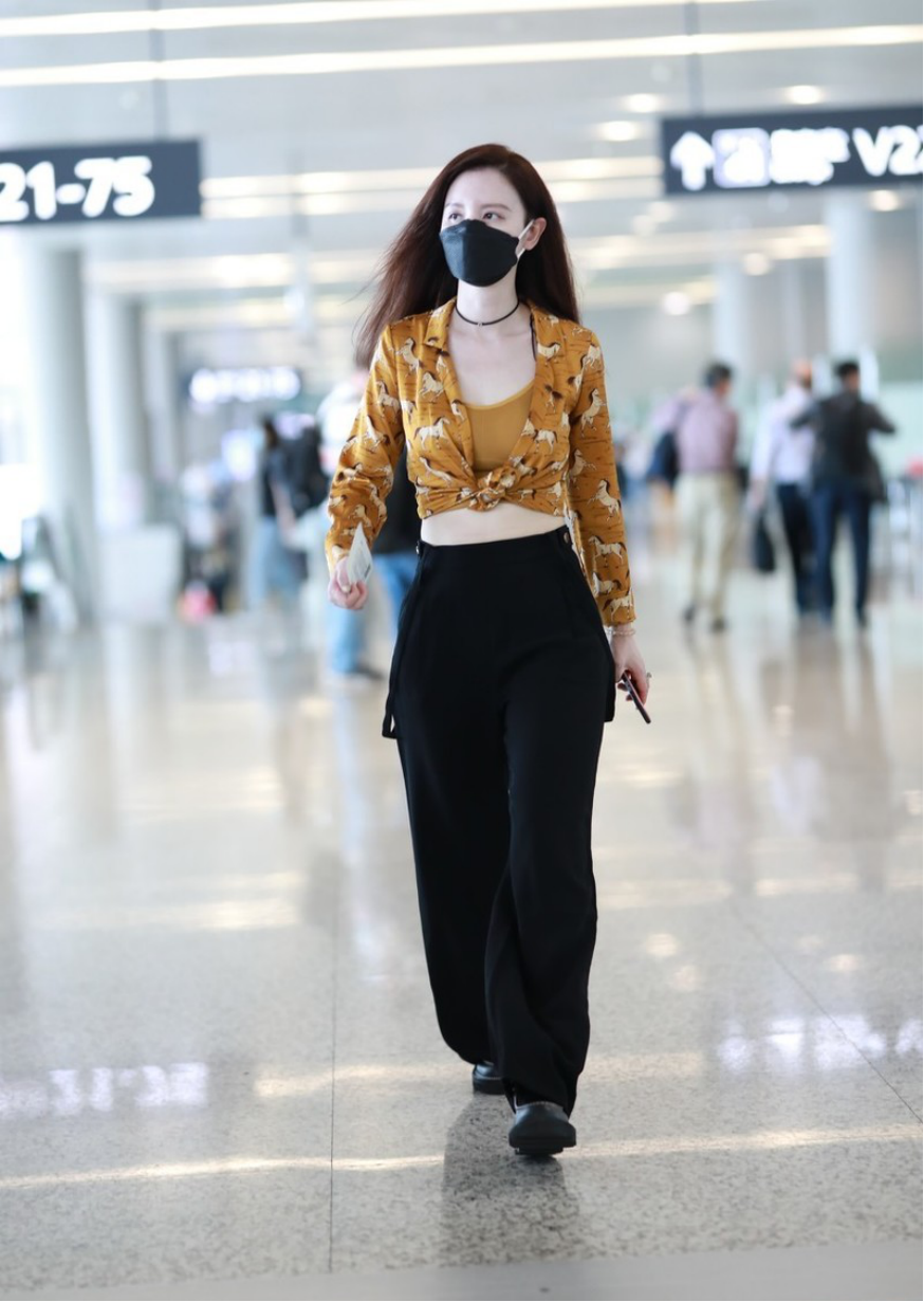 张萌真是会保养的姐姐，衣服勒的这么紧，却仍