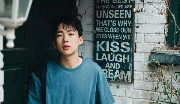 郭麒麟强势吸睛，综艺通告不间断，戏称今年郭德纲得管他要钱