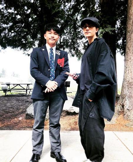 Son Chen Zunyou basks in Chen Kun to close with the schoolgirl according to, handsome male belle is very bright eye, the mirror that wear black extremely father