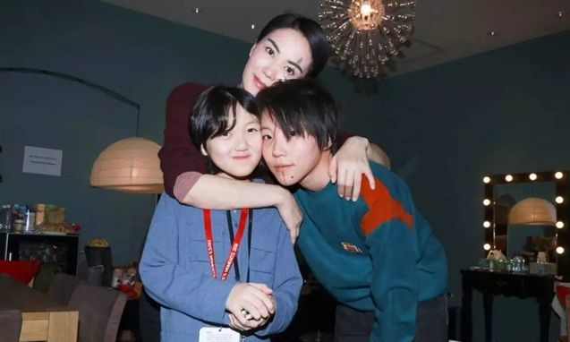 李嫣戴墨镜方式火上热搜，自称李十万怒怼喷子，王菲女儿太个性