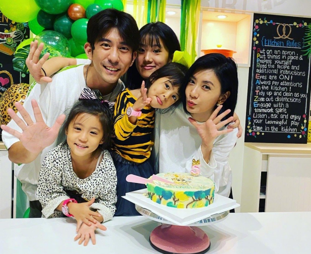 贾静雯女儿明星脸初显，本以为咘咘颜值已经够高，不料波妞更惊艳