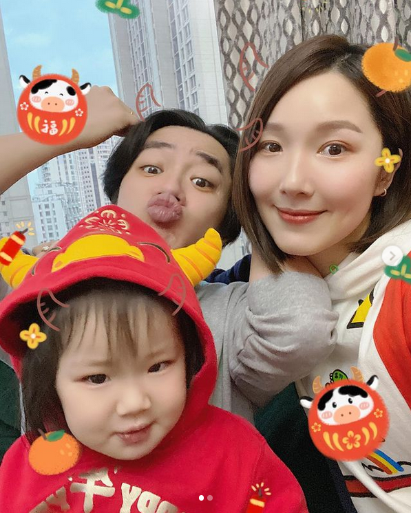 李亞男曬全家福，王祖藍基因太強，兩個小女孩都像他