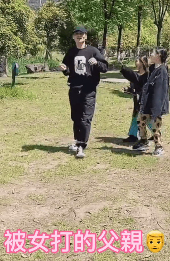 幸福模板！蔡少芬父亲节晒张晋带娃，功夫硬汉变温柔奶爸父爱爆棚