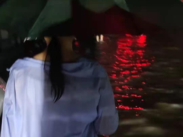 暴雨无情人有情