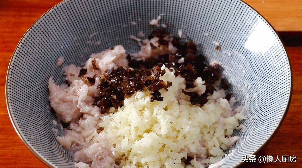 豆腐皮别只会烧汤，配上虾仁和莲藕，做成这道小吃，口感很丰富